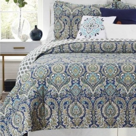Modern Southern Home Other - QUEEN/FULL - NWT Reversible Quilt Set - 3 Piece